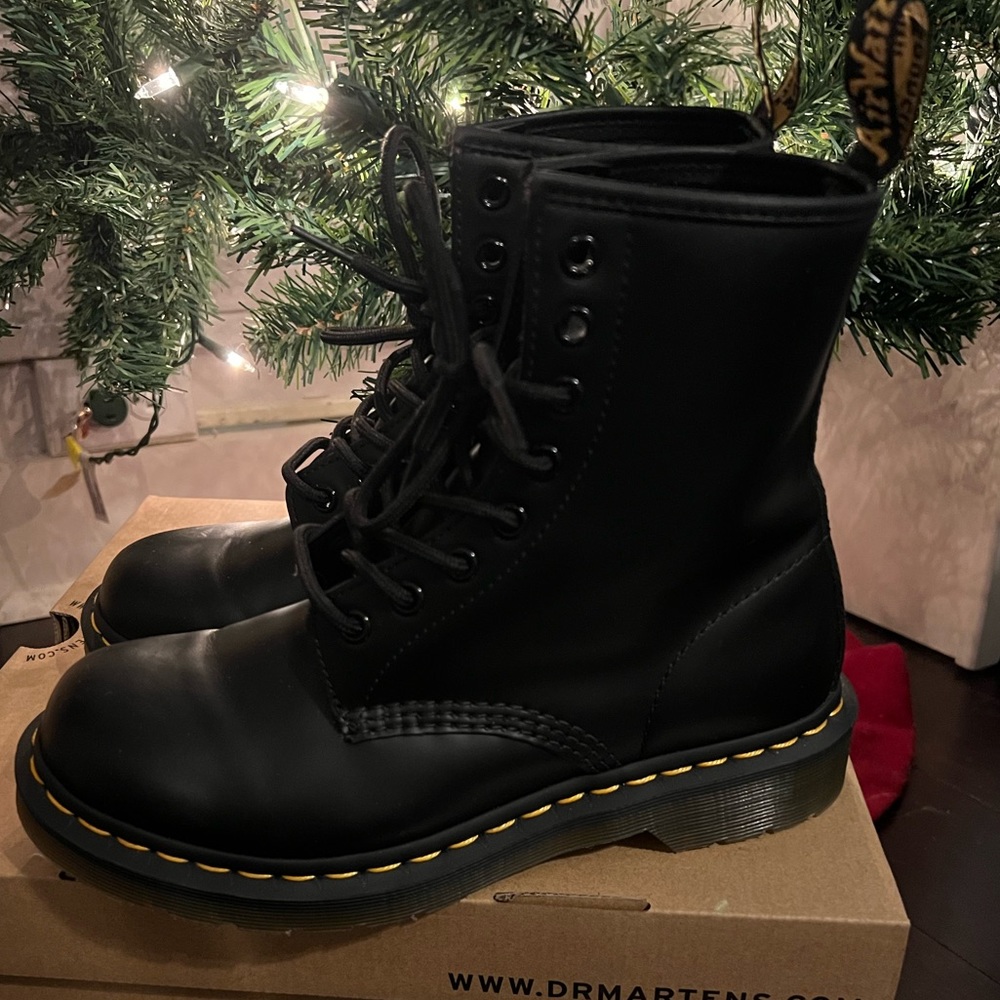 Dr. Martens 1460 WOMEN'S SMOOTH LEATHER LACE UP BOOTS
